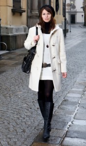 winter-woman-wearing-boots-coat-hat