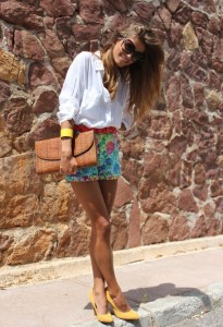 Trendy-Outfit-Idea-with-Floral-Printed-Shorts