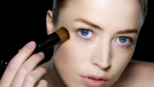 raquel-zimmermann-and-shiseido-perfect-foundation-brush-gallery