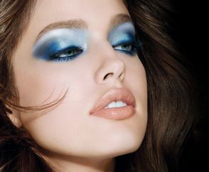 Useful makeup tips - How to chose the right hue and apply blue eyeshadow for your skin tone