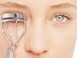 Are you using your eyelash curler correctly? 3 most common mistakes and how to avoid them