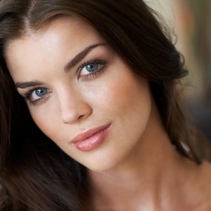 Close-up-of-a-model-with-dark-hair