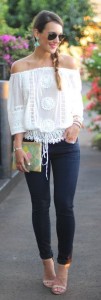 Street style | Crochet top, skinny jeans, heels, clutch